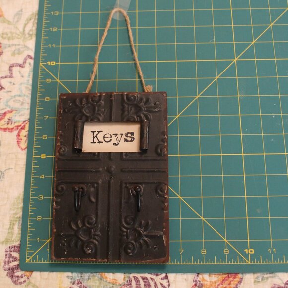 Distressed Tin Key Hanger - Picture 3 of 4